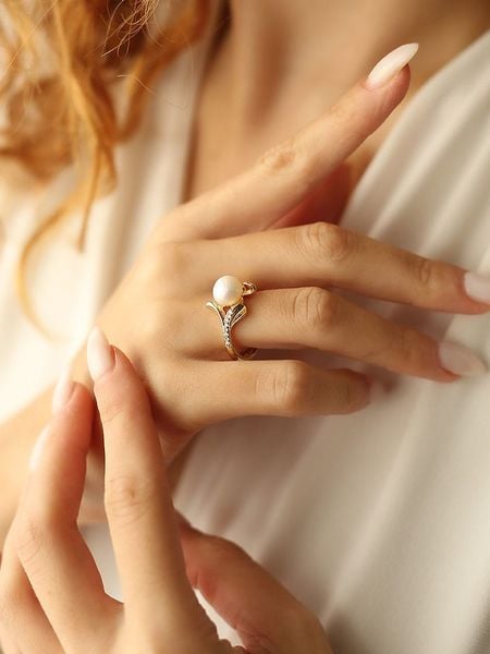 Pierres delicates Pozłacany pierścionek z perłą i cyrkoniami rozmiar: onesize. Białe pierścionki Pierres delicates, z cyrkonią, pozłacane. Za 30.99 zł.