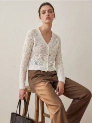 Ażurowy kardigan z dekoltem V zapinany na guziki - biały. Białe kardigany Sinsay, l, w ażurowe wzory. Za 45.99 zł.