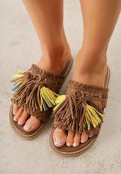 Brązowe Płaskie Klapki Boho VICES z Imitacji Zamszu Zdobione Frędzlami Krili. Brązowe klapki Born2be, z aplikacjami, z jeansu, bez obcasa, na płaskiej podeszwie. Za 119.99 zł.