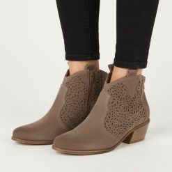 Botki damskie Armodo, cholewka ze skóry naturalnej o welurowym wykończeniu z ażurowymi wycięciami na bokach i bocznym suwakiem, brązowe, 1130. Brązowe botki Armodo, w ażurowe wzory, z jeansu, bez obcasa, na obcasie, bez zapięcia. Za 429.00 zł.