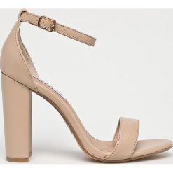 Steve Madden - Sandały Carrson. Sandały Steve Madden, bez wzorów, z materiału, bez obcasa, na obcasie, bez zapięcia. W wyprzedaży za 299.90 zł.