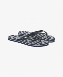 Superdry Vintage Vegan klapki gumowe – Navy/Silver. Szare klapki Superdry, bez wzorów, z gumy, bez obcasa. Za 90.55 zł.