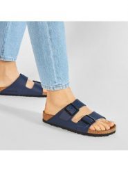 Klapki Birkenstock. Czerwone klapki Birkenstock, bez wzorów, bez obcasa. Za 779.99 zł.