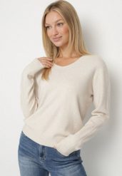 Beżowy Sweter z Wiskozą i Wełną z Dekoltem w Serek Claida. Brązowe swetry Born2be, bez wzorów, z jeansu, bez ramiączek. Za 109.99 zł.