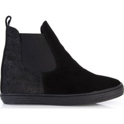 Sneakersy na koturnie z brokatem. Czarne trampki Arturo Vicci, bez wzorów, z gumy, bez zapięcia. Za 139.50 zł.