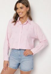 Różowa Koszula o Kroju Oversize w Paski Zdobiona Haftem w Serca Nitariena. Czerwone koszule Born2be, uniwersalny, z aplikacjami, z bawełny, biznesowe, bez kołnierzyka, bez ramiączek. Za 74.99 zł.