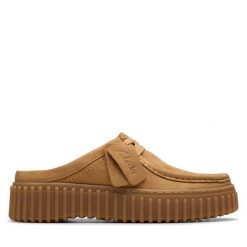 Klapki Clarks. Brązowe klapki Clarks, bez wzorów, bez obcasa. Za 239.99 zł.