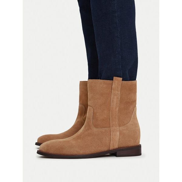Botki Badura. Brązowe botki Badura, bez wzorów, bez obcasa, na płaskiej podeszwie, bez zapięcia. Za 349.99 zł.