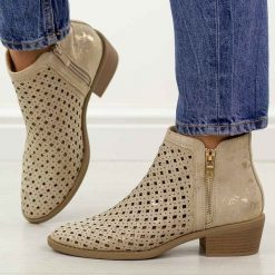 Złote botki damskie na obcasie M.Daszyński 2353-17. Żółte botki M.Daszyński, na jesień, w ażurowe wzory, z jeansu, bez obcasa, na obcasie, bez zapięcia. Za 199.00 zł.