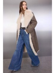 Trendyol Płaszcz w kolorze szarobrązowym ze skóry syntetycznej rozmiar: 42. Brązowe płaszcze Trendyol, bez wzorów, ze skóry, bez kaptura. Za 166.10 zł.