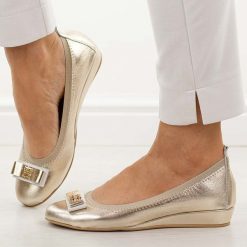 Złote skórzane Polskie baleriny damskie Prestige 2236. Żółte baleriny Prestige, bez wzorów, ze skóry, z okrągłym noskiem, bez obcasa, na koturnie. Za 399.00 zł.