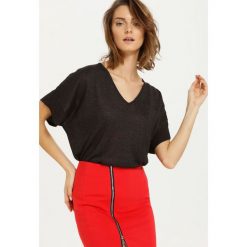 BLUZKA KRÓTKI RĘKAW LUŹNA. Czarne bluzki TOP SECRET, bez wzorów, eleganckie, bez kołnierzyka, bez ramiączek. W wyprzedaży za 39.99 zł.