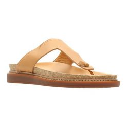 Skórzane japonki w kolorze pomarańczowym. Brązowe klapki Wojas, Clarks, bez wzorów, ze skóry, z otwartym noskiem, bez obcasa, na platformie. W wyprzedaży za 259.95 zł.