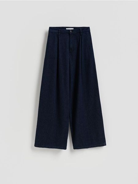 Jeansy wide leg z zakładkami - granatowy. Niebieskie jeansy Reserved, bez wzorów. Za 149.99 zł.