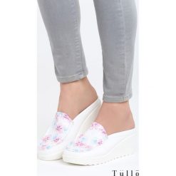 Niebieskie Klapki Think Differently. Niebieskie klapki Born2be, bez wzorów, z materiału, bez obcasa, na koturnie. Za 29.99 zł.