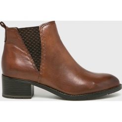Marco Tozzi - Botki. Brązowe botki Marco Tozzi, bez wzorów, z materiału, z okrągłym noskiem, bez obcasa, na obcasie, bez zapięcia. W wyprzedaży za 279.90 zł.