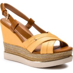 Sandały WRANGLER - Sunny Kelly WL91632A Yellow 73. Żółte sandały Wrangler, bez wzorów, z materiału, bez obcasa, na obcasie, bez zapięcia. W wyprzedaży za 199.00 zł.