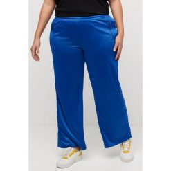 Damskie Spodnie joggingowe guziki szerokie nogawki materiał z recyklingu. Niebieskie spodnie dresowe Ulla Popken, plus size, bez wzorów, z dresówki. Za 294.99 zł.