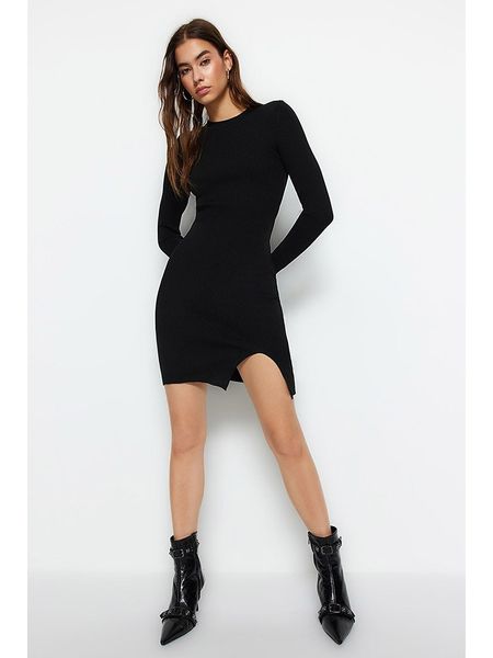 Trendyol Sukienka w kolorze czarnym rozmiar: L. Czarne sukienki Trendyol, l, bez wzorów, prążkowane, bez kołnierzyka, bez ramiączek, midi. Za 69.91 zł.