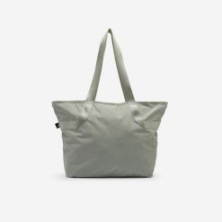 Torba - koszyk 25 litrów. Fioletowe torby na ramię DECATHLON, bez wzorów, z materiału, biznesowe, na ramię, bez dodatków. Za 59.99 zł.