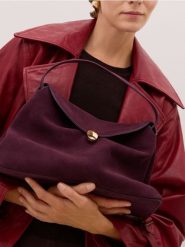Zamszowa torebka na ramię - mahoniowy. Brązowe torby na ramię Reserved, bez wzorów, z zamszu, na ramię, zamszowe, bez dodatków. Za 399.99 zł.