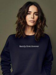 WOOOP Bluza "Family First Forever" w kolorze granatowym rozmiar: L. Niebieskie bluzy Wooop, l, bez wzorów, z bawełny, bez kaptura. Za 105.45 zł.