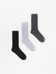 Długie skarpety 3 pack - szary. Szare skarpety Reserved, bez wzorów. Za 49.99 zł.