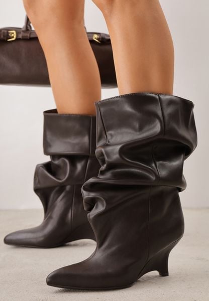 Brązowe Botki Slouchy Kitten Wedge Tilna. Brązowe botki Renee, bez wzorów, bez obcasa, na koturnie, bez zapięcia. Za 199.99 zł.