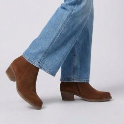 Botki damskie Hee, kowbojki zamszowe na klocku i zapinane na suwak, brązowe, 25773. Brązowe botki Hee, na jesień, bez wzorów, z jeansu, bez obcasa, na obcasie, bez zapięcia. Za 365.99 zł.