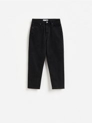 Jeansy mom fit z krótszą nogawką - czarny. Czarne jeansy Reserved, bez wzorów. Za 129.99 zł.