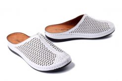 COMFORTABEL 700537-03 weiss, klapki damskie. Białe klapki Comfortabel, w ażurowe wzory, ze skóry, bez obcasa. Za 264.90 zł.