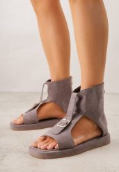 Szare Sandały Typu Botki Ozdobione Metaliczną Klamrą z Przodu Adrasaia. Szare sandały Renee, bez wzorów, bez obcasa, na płaskiej podeszwie, bez zapięcia. Za 99.99 zł.