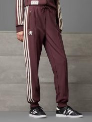 Adidas Spodnie dresowe "Olympique Lyonnais Terrace Icons" w kolorze czerwonym rozmiar: XL. Czerwone spodnie dresowe Adidas, xl, bez wzorów, z dresówki. Za 198.10 zł.