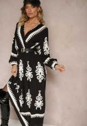 Czarna Kopertowa Sukienka z Wiskozą w Etniczny Wzór z Gumką i Paskiem w Talii Tifissa. Czarne sukienki Renee, na imprezę, l, z aplikacjami, z wiskozy, glamour, bez kołnierzyka, bez ramiączek, maxi, kopertowe. Za 109.99 zł.