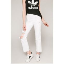 Wrangler - Jeansy Retro. Białe jeansy Wrangler, bez wzorów, z podwyższonym stanem. W wyprzedaży za 119.90 zł.