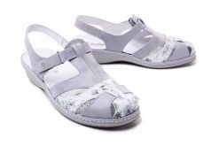 SUAVE 720139-91 ivory, sandały damskie. Szare sandały Suave, bez wzorów, ze skóry, bez obcasa, na koturnie, bez zapięcia. Za 394.90 zł.