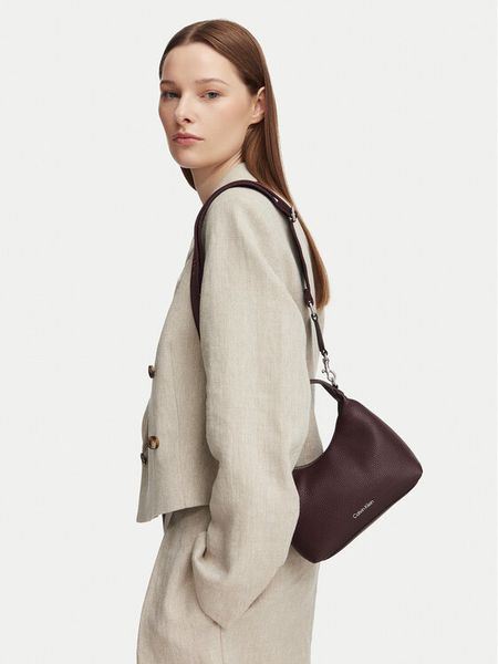Calvin Klein Torebka LV04F3892G Bordowy. Czerwone torebki klasyczne Calvin Klein, bez wzorów, ze skóry, bez dodatków. Za 343.99 zł.