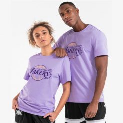 Koszulka do gry w koszykówkę unisex Tarmak NBA Lakers TS 900. Fioletowe bluzki TARMAK, l, bez wzorów, z bawełny, sportowe, bez kołnierzyka, bez ramiączek. Za 79.99 zł.