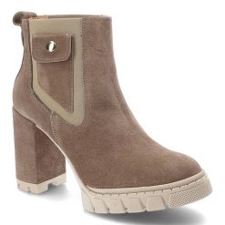 Botki damskie Damiss, cholewka z miękkiego zamszu z elastyczną wstawką po bokach masywny obcas oraz gruba podeszwa z wyraźnym profilem, kawa‑welur, D. Brązowe botki DAMISS, bez wzorów, ze skóry, bez obcasa, na obcasie, bez zapięcia. Za 373.99 zł.