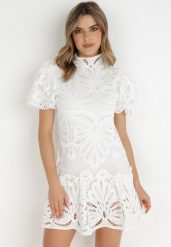 Biała Sukienka Cilleis. Białe sukienki Born2be, m, z aplikacjami, z koronki, eleganckie, bez kołnierzyka, bez ramiączek, mini. Za 209.99 zł.