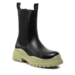 Sztyblety DeeZee. Czarne botki DeeZee, bez wzorów, bez obcasa, na płaskiej podeszwie, bez zapięcia. Za 219.99 zł.
