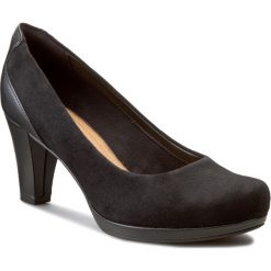 Półbuty CLARKS - Chorus Chic 261195304 Black Suede. Czarne czółenka Clarks, bez wzorów, ze skóry ekologicznej, bez obcasa, na obcasie, bez zapięcia. W wyprzedaży za 219.00 zł.