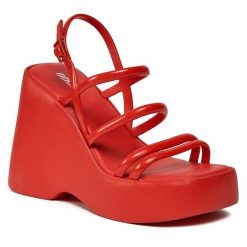 Sandały Melissa. Czerwone sandały Melissa, bez wzorów, bez obcasa, na koturnie, bez zapięcia. Za 599.99 zł.