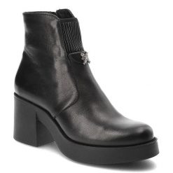 Czarne Eleganckie Botki Simen Na Obcasie. Czarne botki Simen, bez wzorów, z futra, bez obcasa, na obcasie, bez zapięcia. Za 409.00 zł.