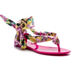 Sandały GUESS - Juday FL6JUD FAP21 YELLO. Czerwone sandały Guess, z aplikacjami, z materiału, bez obcasa, na obcasie, bez zapięcia. W wyprzedaży za 239.00 zł.