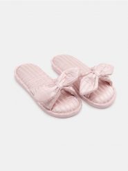 Otwarte kapcie z kokardą - różowy. Czerwone obuwie domowe Sinsay, bez wzorów, z otwartym noskiem, bez zapięcia. Za 25.99 zł.