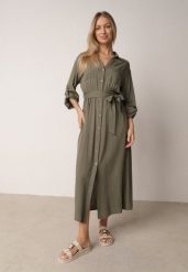 Zielona Bawełniana Sukienka Koszulowa w Stylu Safari z Wiązanym Paskiem Atusea. Zielone sukienki Born2be, na co dzień, l, bez wzorów, z bawełny, casualowe, bez kołnierzyka, bez ramiączek, maxi, koszulowe. Za 159.99 zł.