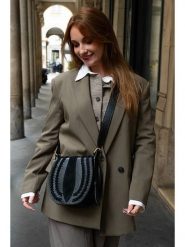 Victor & Hugo Paris Skórzana torebka "Mets" w kolorze czarnym - 20 x 20 x 8 cm rozmiar: onesize. Czarne torby na ramię Victor & Hugo Paris, bez wzorów, z materiału, na ramię, bez dodatków. Za 369.99 zł.