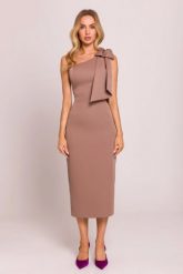 Elegancka sukienka ołówkowa na jedno ramię z kokardą mokka. Sukienki MOE, na imprezę, l, bez wzorów, z elastanu, eleganckie, z asymetrycznym kołnierzem, bez ramiączek, midi, asymetryczne. Za 409.00 zł.