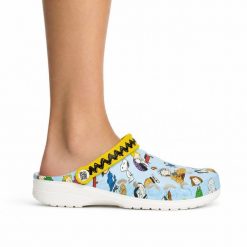 Klapki chodaki sportowe unisex Crocs PEANUTS BAYA CLOG. Niebieskie klapki Crocs, bez wzorów, z materiału, bez obcasa. Za 229.00 zł.